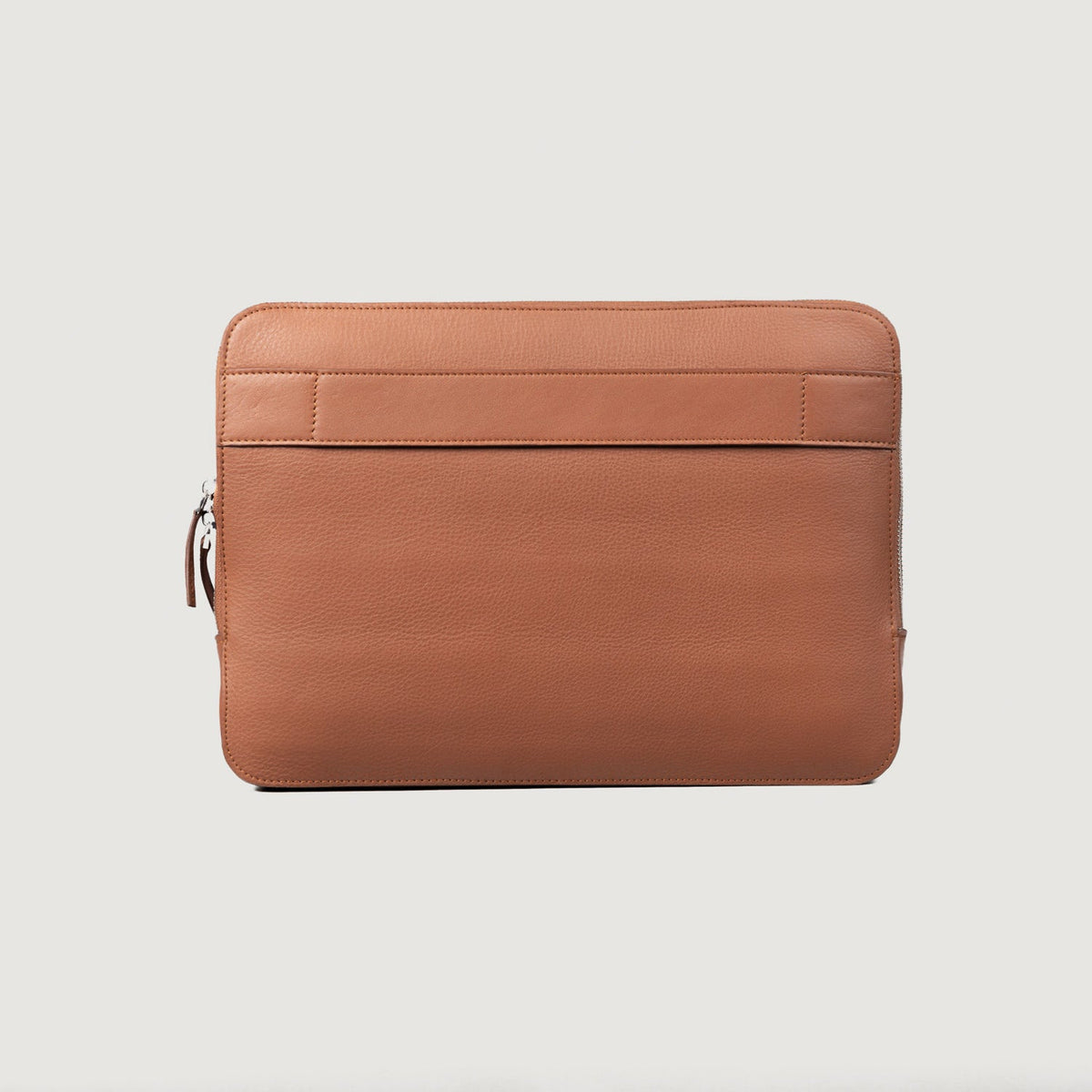 
The Baxter Brown Leather Laptop Sleeve For Men & Women - გვერდითი პროფილი ერგონომიული სახელოს ჭრით