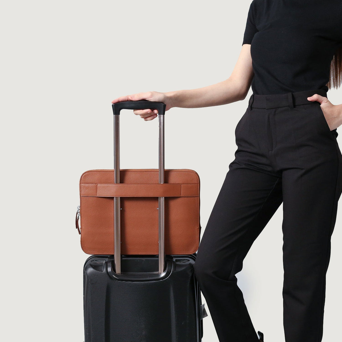 
მორგების ხედი:  The Baxter Brown Leather Laptop Sleeve For Men & Women მოდელზე ბუნებრივ დღის სინათლეზე