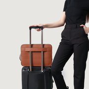 
მორგების ხედი:  The Baxter Brown Leather Laptop Sleeve For Men & Women მოდელზე ბუნებრივ დღის სინათლეზე