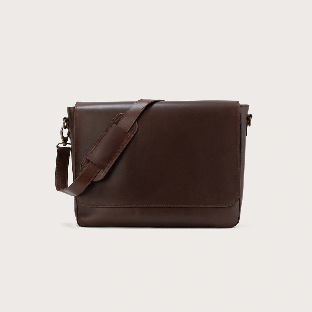 
The Carismatico Vintage Brown Leather Messenger Bag For Men & Women in Vintage Brown Full-Grain Leather - Full Exterior წინა ხედი და მორგებული სილუეტი | შეიძინეთ ონლაინ