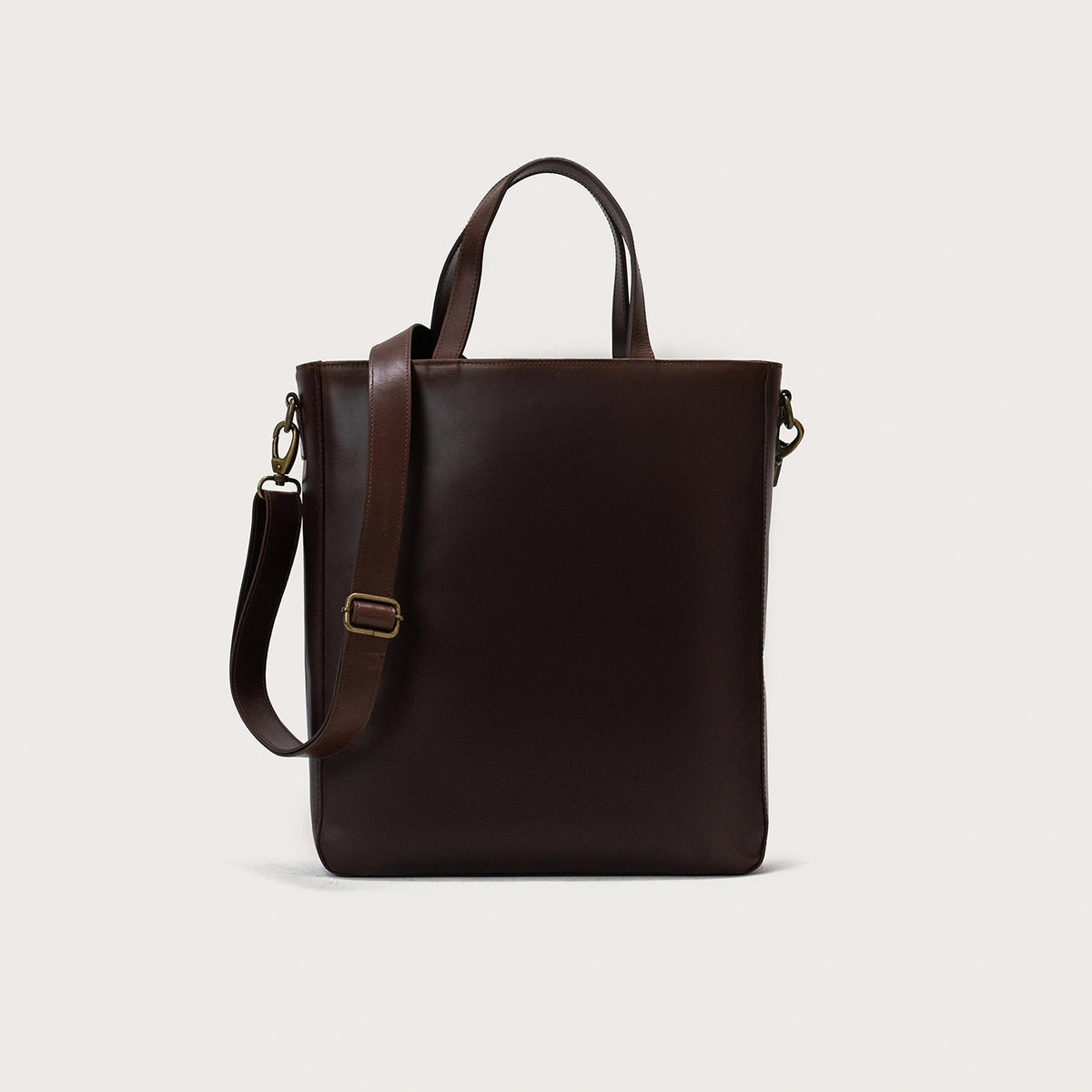 
The Poet Vintage Brown Leather Tote Bag For Men & Women in Vintage Brown Full-Grain Leather - Full Exterior წინა ხედი და მორგებული სილუეტი | შეიძინეთ ონლაინ