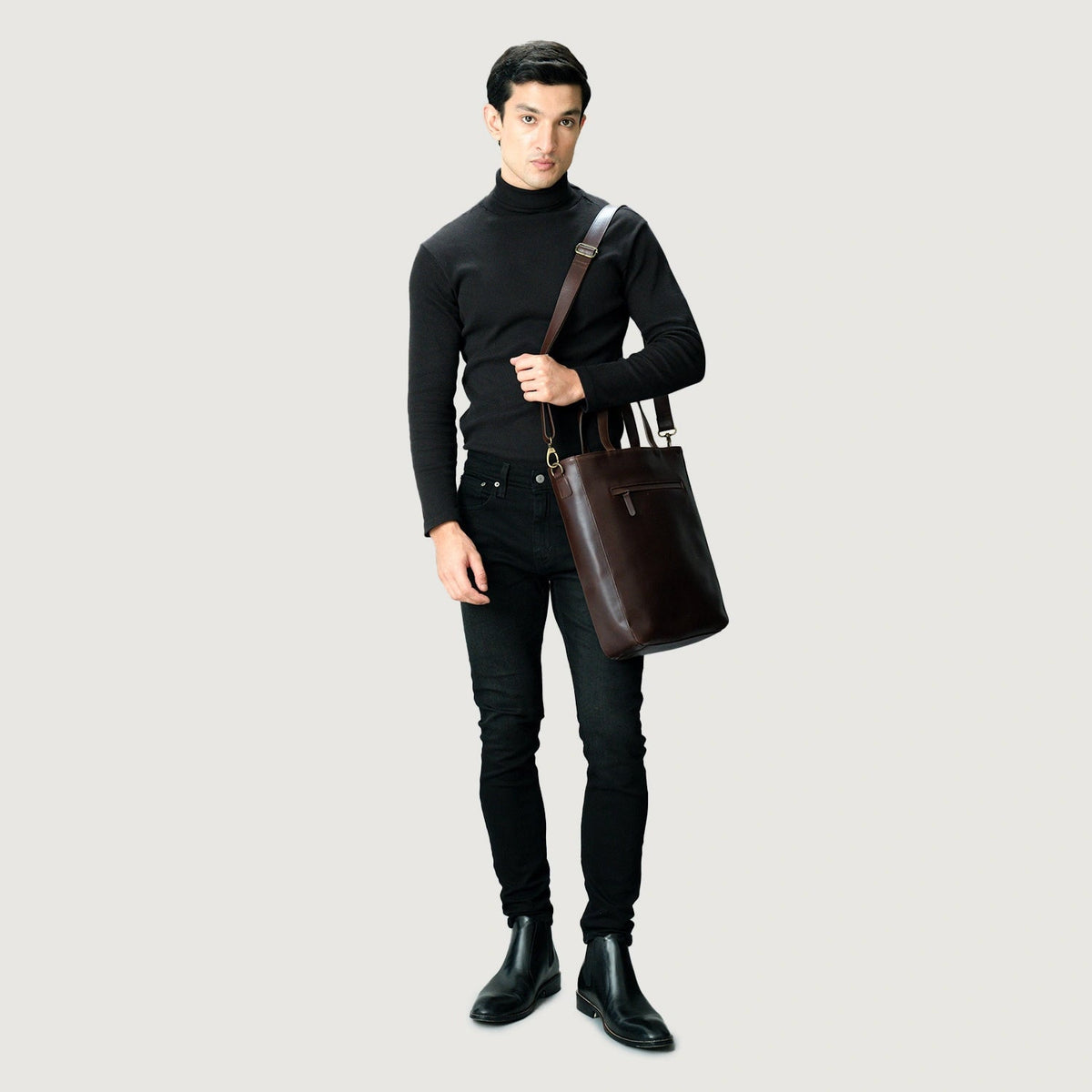 
შიდა სარჩულის ხედი Showing Dedicated Padded Laptop Sleeve & Multi-Compartment Organization