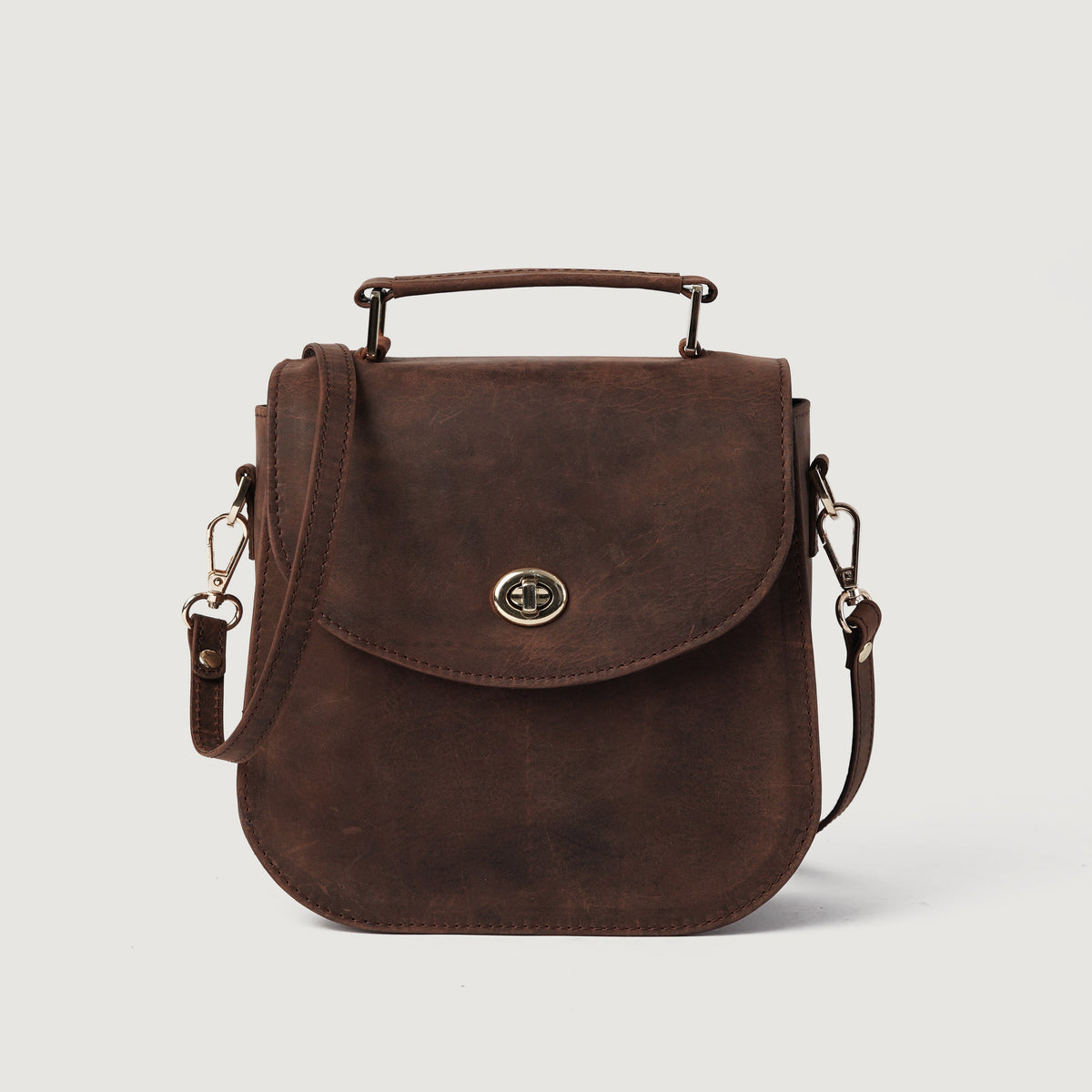 
The Sandra Vintage Distressed Brown Leather Saddle Bag For Women in Distressed Brown Full-Grain Leather - Full Exterior წინა ხედი და მორგებული სილუეტი | შეიძინეთ ონლაინ