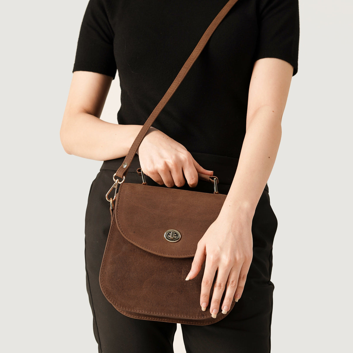 
Solid Antique Brass Hardware & Heavy-Duty Dual Zipper Detail on The Sandra Vintage ტანი Leather Saddle Bag For Women