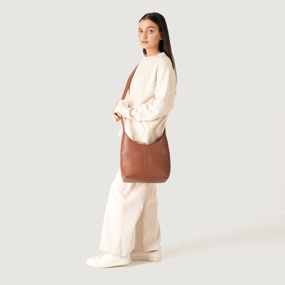 
Brown Full-Grain leather Goods - უკანა ხედი გამოკვეთილი მხრებით და სუფთა დაბოლოებით