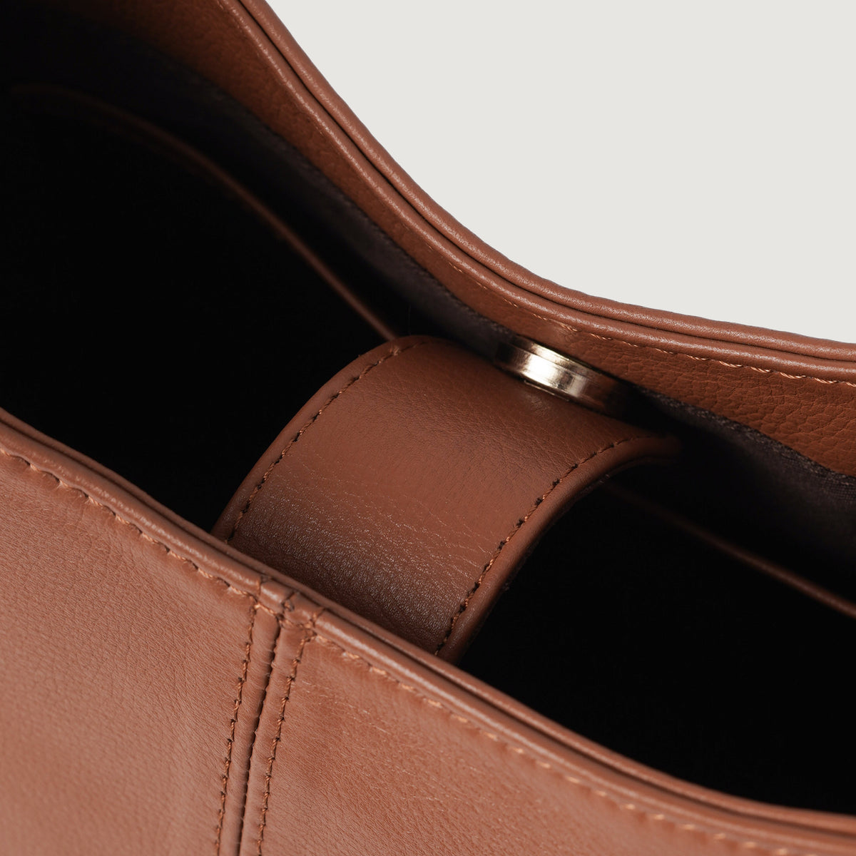 
მორგების ხედი:  The Stefani Brown Leather Hobo Bag For Women მოდელზე ბუნებრივ დღის სინათლეზე