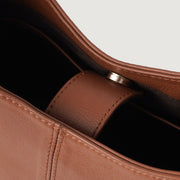 
მორგების ხედი:  The Stefani Brown Leather Hobo Bag For Women მოდელზე ბუნებრივ დღის სინათლეზე