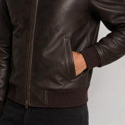 
ახლო ხედი of Classic Collar & Heavy-Duty Zipper Hardware on Dark ყავისფერი Sheepskin ტყავის ბომბერი მამაკაცის