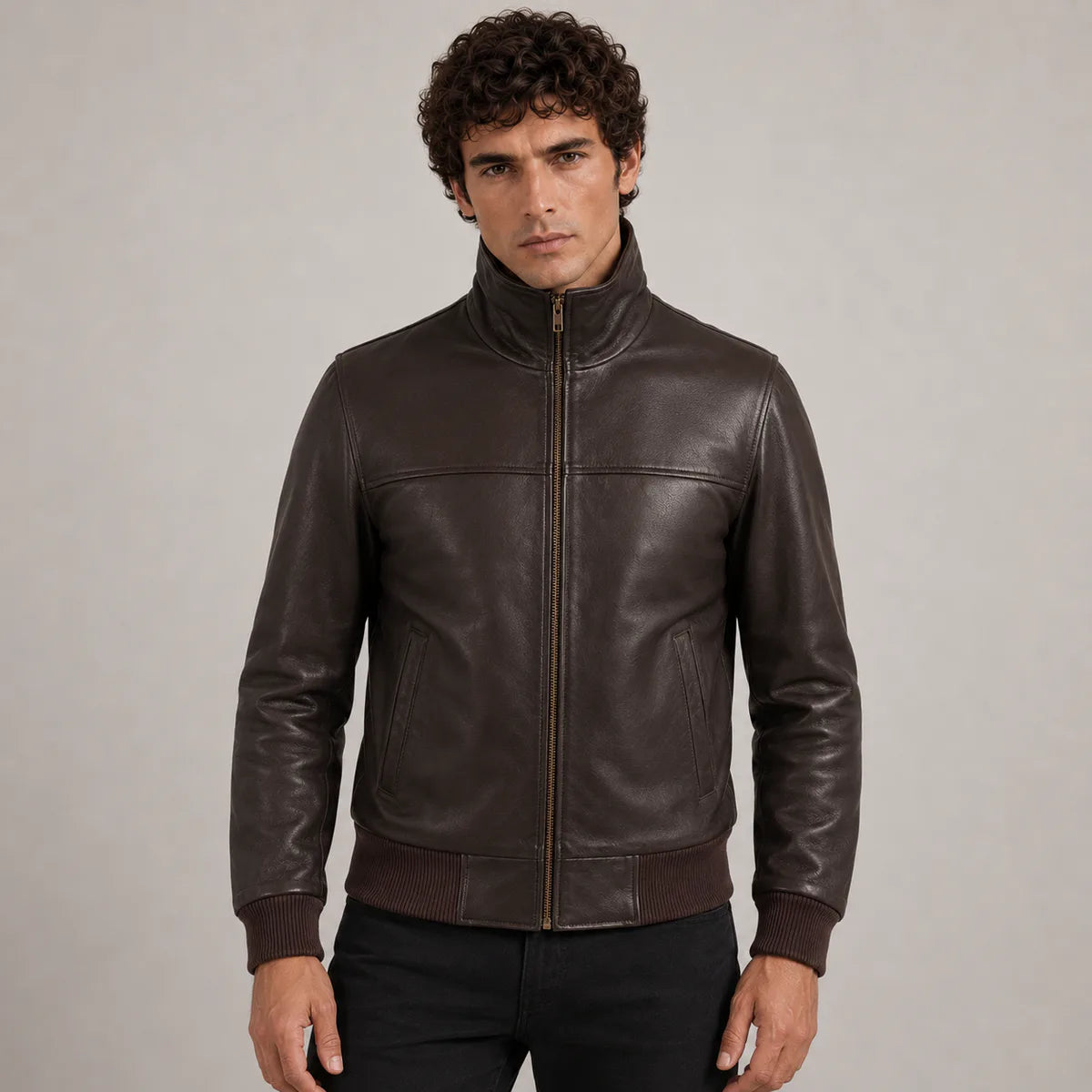 
Dark ყავისფერი Sheepskin ტყავის ბომბერი მამაკაცის in Dark Brown Authentic Sheepskin &Amp; Shearling - წინა ხედი და მორგებული სილუეტი | შეიძინეთ ონლაინ