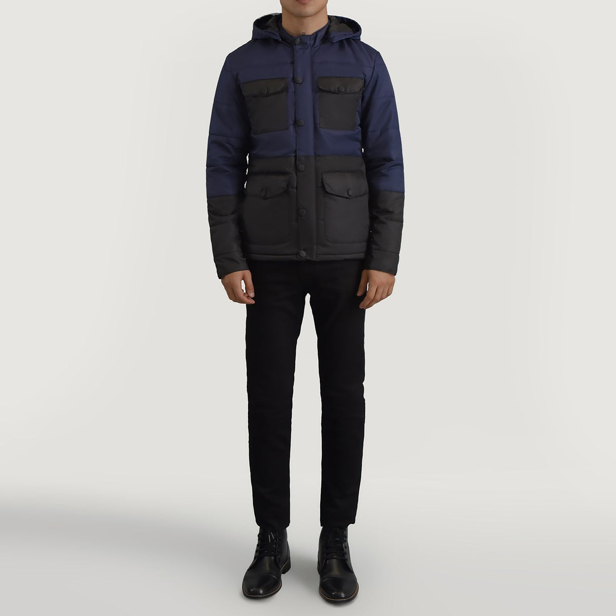 
Wayne შავი & ლურჯი Hooded Puffer ტყავის ქურთუკი მამაკაცის - გვერდითი პროფილი ერგონომიული სახელოს ჭრით