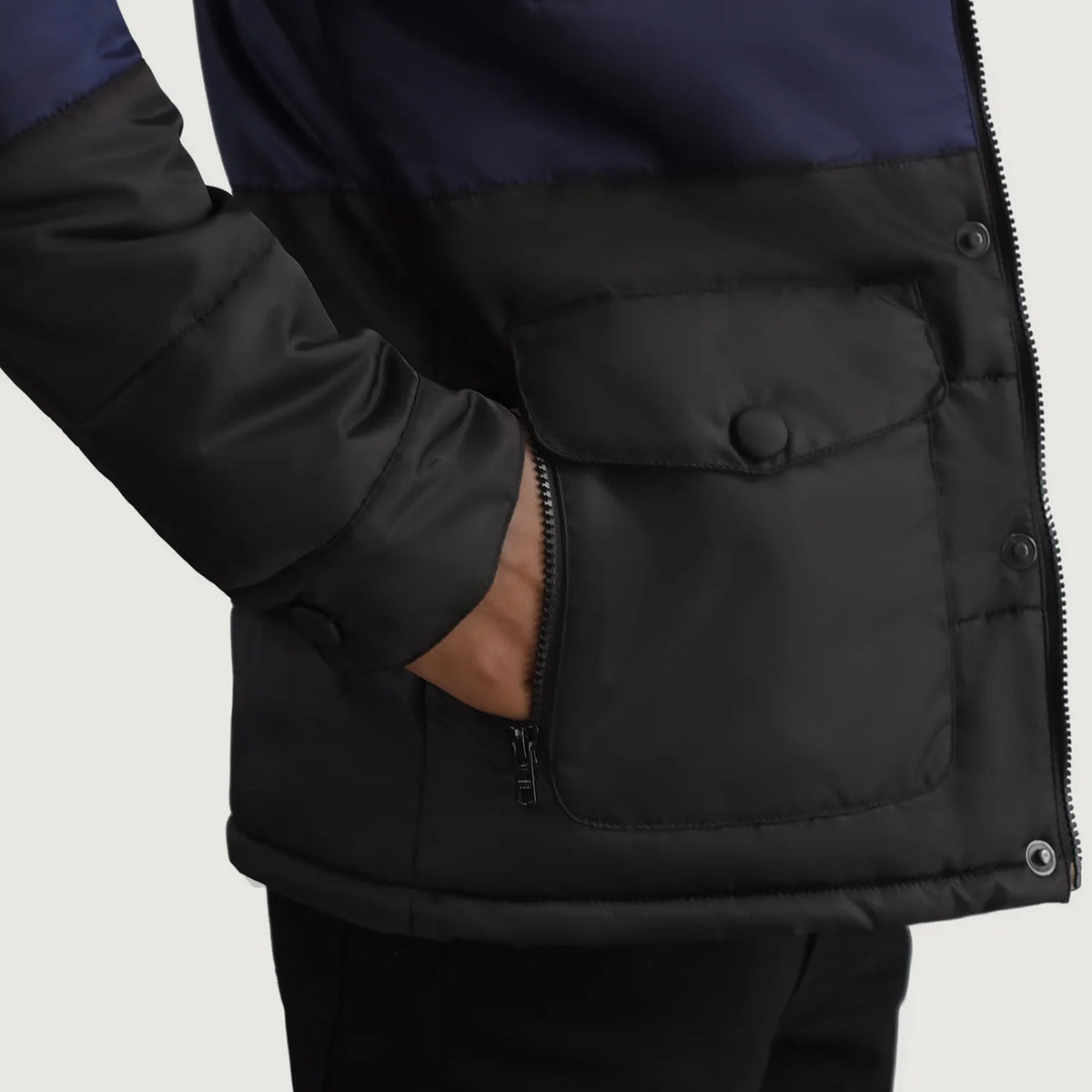 
შიდა სარჩულის ხედი Showing Quilted Viscose Lining & ორი ფუნქციური შიდა ჯიბე