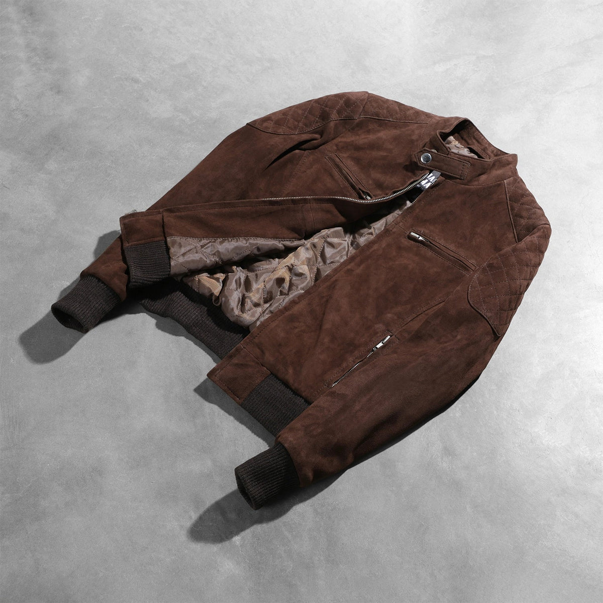 
მორგების ხედი:  Zenna Mocha Suede Bomber Jacket მოდელზე ბუნებრივ დღის სინათლეზე
